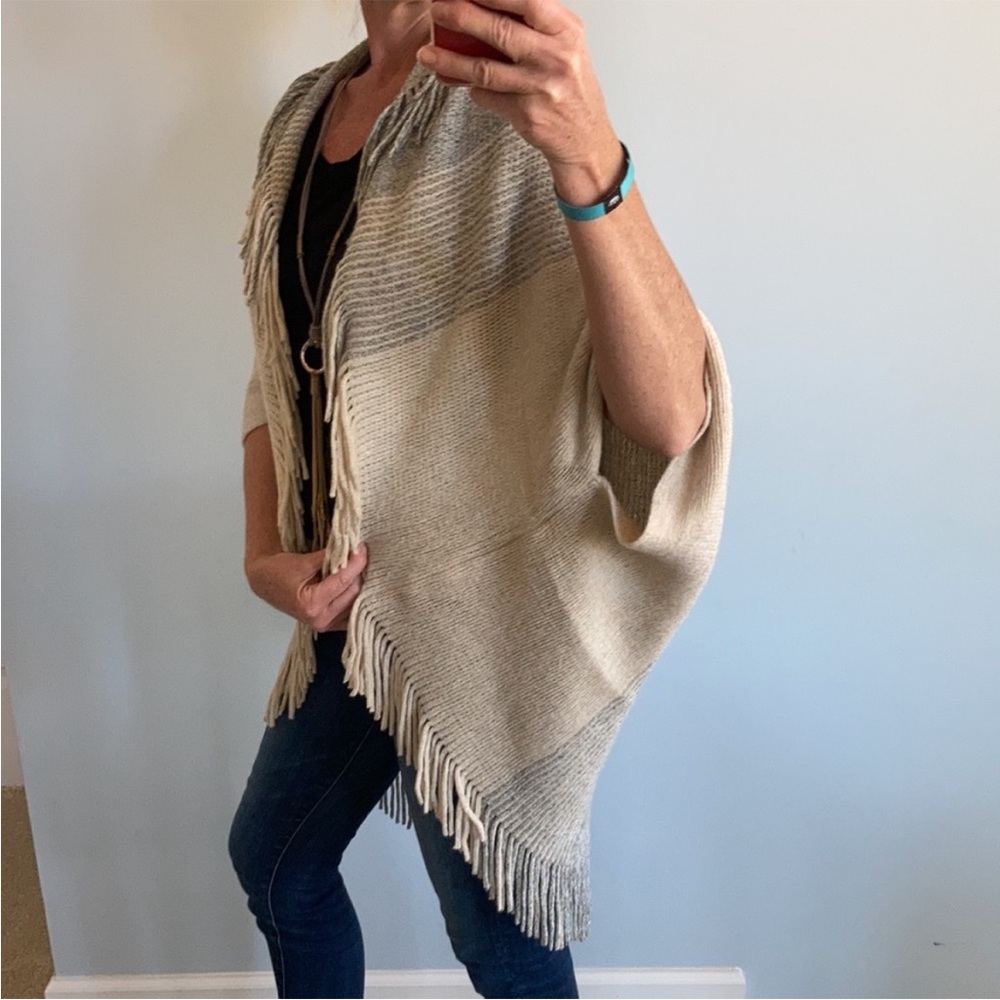 Oatmeal & Grey Fringed Sweater Kimono/Wrap - Picture 4 of 8